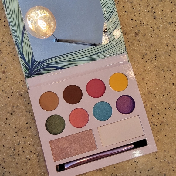 Moods Eyeshadow Makeup Palette with Free Mini - Picture 2 of 7